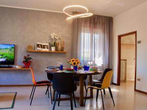里米尼Residenza Palmina的一间带桌椅的用餐室