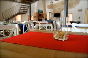 波托帕洛奥特拉门托波尔图帕鲁住宿加早餐旅馆的一张桌子,上面有红桌布和玻璃