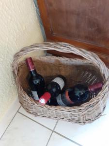 Beaucourt-sur-lʼAncre14-18 Somme Chambres的地板上装满瓶装葡萄酒的篮子