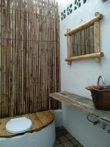 吉塞尼因祖旅馆的浴室设有卫生间和竹帘淋浴。