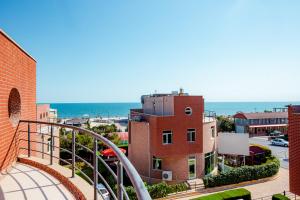 巴库全景别墅豪华酒店的大楼的阳台享有海景。