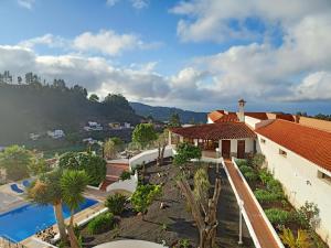 摩亚Villas el Alto的享有带游泳池的房屋的空中景致