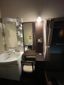 琴平町すずめのお宿 セキレイの間 最大5名 Wagtail Room Maximum of 5 people的一间带水槽和镜子的浴室