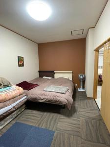 琴平町すずめのお宿 セキレイの間 最大5名 Wagtail Room Maximum of 5 people的一间卧室,配有两张床