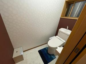 琴平町すずめのお宿 セキレイの間 最大5名 Wagtail Room Maximum of 5 people的一间带卫生间和窗户的小浴室