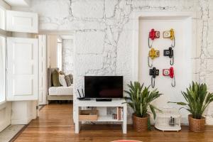 波尔图鲁亚特拉斯公寓的客厅配有电视和白色墙壁。