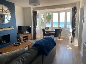 沃辛WORTHING BEACH 180 - 2 bed seafront apartment with private parking的客厅配有沙发和桌子