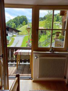 罗孚尔Ferienzimmer Brennerbauer的客房设有窗户,享有庭院的景致。