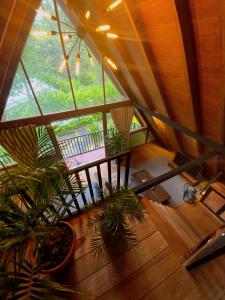 龙目岛库塔Comfortable Wood House second floor and attic的植物房顶景