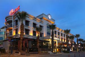 科贾埃利New Balturk Hotel Izmit的一座棕榈树环绕的大建筑