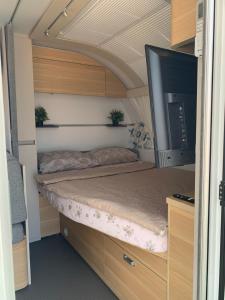 Caravans through the nature客房内的一张或多张床位