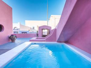 伊亚阿尼米度假屋及别墅的粉红色房子中的游泳池,带滑梯