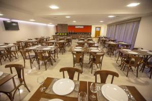 特雷索波利斯城际特雷索波利斯酒店的空的饭厅,配有桌椅