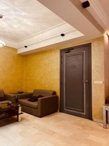 卡萨布兰卡luxury apartments的客厅设有门和沙发