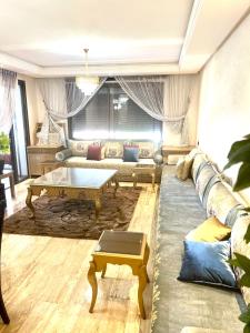 卡萨布兰卡luxury apartments的客厅配有沙发和桌子
