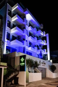 苏托莫雷G Star Hotel的一座晚上用蓝色点亮的建筑
