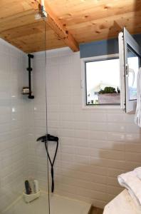 Countryside Loft - Inachos的带淋浴的浴室,配有窗户和浴缸