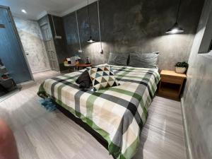 怡保YY Residences的一间卧室配有一张带绿色和白色毯子的床