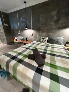 怡保YY Residences的卧室配有绿色和白色的大床