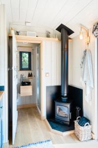 朗塞斯顿Boutique Cornish Shepherd's Hut with Hot Tub的一间小房子里带炉灶的厨房