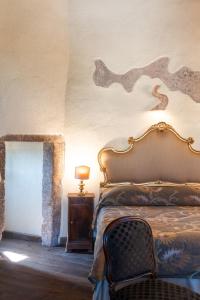 索拉诺德拉福特佳酒店的一间卧室配有一张床、一张桌子和一盏灯