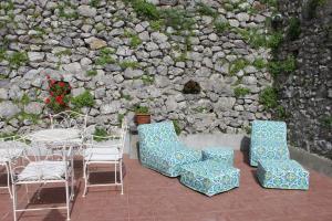 斯卡拉马鲁旅馆的一个带桌椅的庭院和石墙