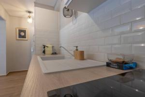 索恩河畔自由城CABANA & La Calade - Centre-Ville的厨房配有带水槽的白色台面