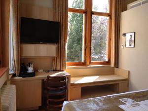 埃克洛Boutique hotel Shamon的酒店客房设有书桌和窗户。