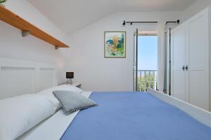 杜布罗夫尼克Hedera Estate, Hedera Studio 2的白色的卧室设有一张大床和一个窗户