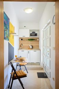 杜布罗夫尼克Hedera Estate, Hedera Studio 2的一间带木桌和书桌的小厨房