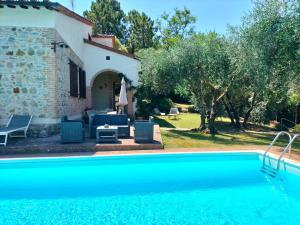 拉迪孔多利菲奥林扎尼别墅的别墅前设有游泳池