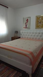 乌尔齐尼Lemon Tree的一间卧室配有一张带白色床头板的大床