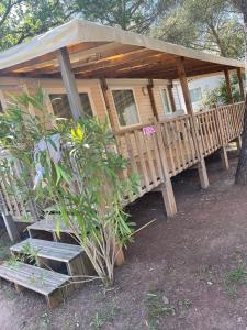 勒米伊Camping les Cigales - Mobil-home 4/6 personnes的小木屋前方设有门廊和楼梯
