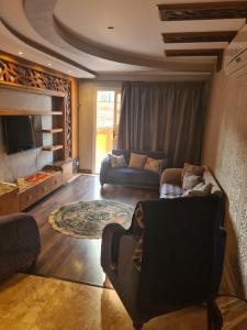 曼苏拉Sky view的客厅配有两张沙发和一台电视机