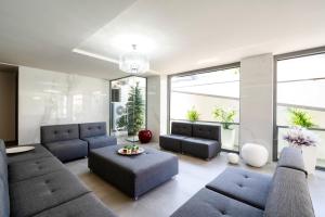 卡尼奥提Evitel Luxury Living的客厅设有蓝色家具和大窗户