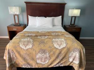 皮斯莫比奇蓝印章酒店的一间卧室配有一张带2个床头柜的大床
