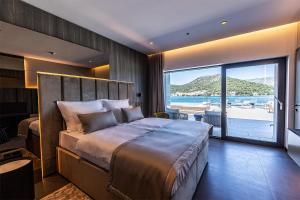 玛里纳Marinus Beach Hotel的一间卧室设有一张大床,享有海景