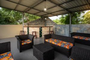 利文斯顿Nzubo Experience的庭院设有藤椅和壁炉