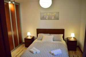 圣克鲁斯德拉塞罗斯Casa El Parral 2 dormitorios的一间卧室配有一张带2个床头柜的大床