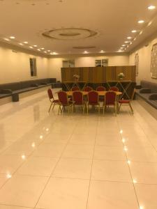 艾卜哈استراحة الذروة 2的大楼内带桌椅的用餐室