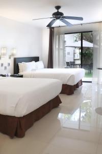 库埃纳瓦卡Casa Francisco的卧室内的两张床,配有吊扇