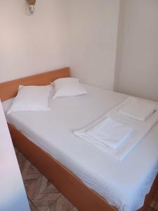 克卢日-纳波卡Bizet Studios的白色的床、白色床单和枕头