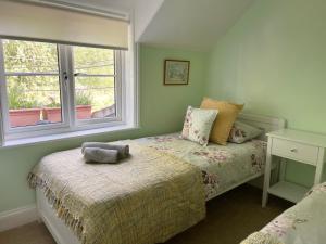 艾尔舍姆Willow Cottage on the upper River Bure的一间小卧室,配有床和窗户