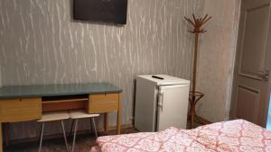 古拉哈莫卢洛伊Casa Irimescu的一间卧室配有书桌和小冰箱