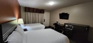 埃德蒙顿皇家汽车旅馆的酒店客房设有两张床和电视。