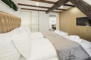 圣加仑EH Apartments Saturn的卧室配有带白色枕头的大床