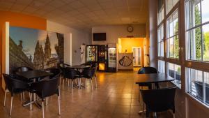 欧德鲁佐Albergue Espiritu Xacobeo的一间设有桌椅的餐厅,位于带窗户的房间内