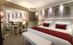维罗纳Hotel Giberti & Spa的一间卧室配有一张床、一张桌子和一张桌子