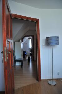 格丁尼亚Apartament pod limbą的走廊设有通往客厅的门
