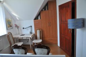 格丁尼亚Apartament pod limbą的客房设有带桌椅的楼梯。